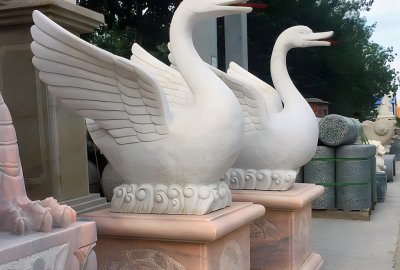 汉白玉天鹅雕塑摆件，石雕喷水鹅雕塑