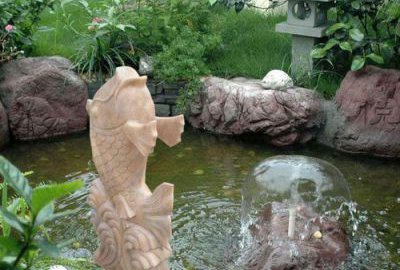 池塘水景晚霞红喷水鱼石雕装饰雕塑