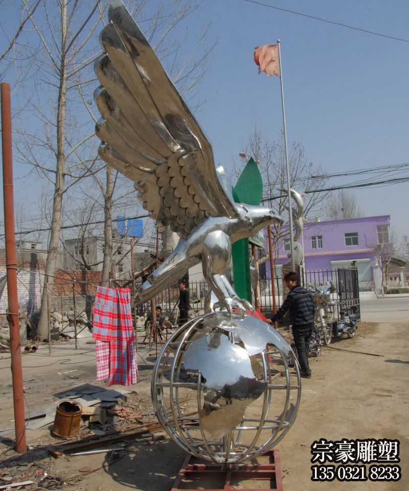 不锈钢老鹰抓地球景观雕塑 不锈钢老鹰抓地球景观雕塑