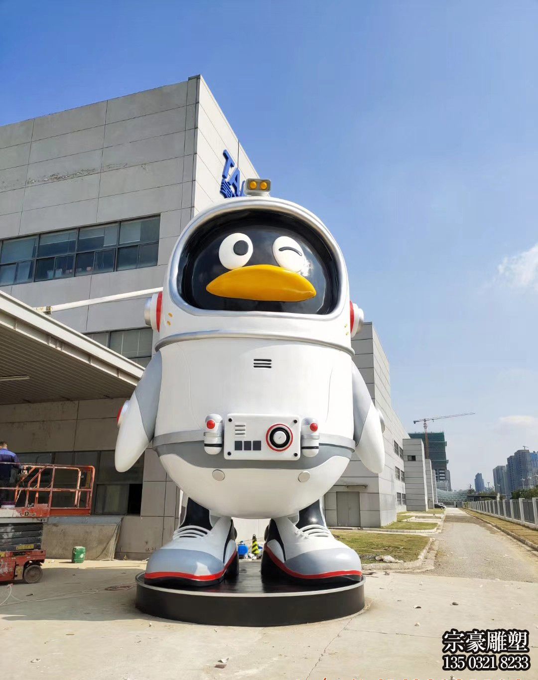 太空企鹅玻璃钢卡通动物造型雕塑 太空企鹅玻璃钢卡通动物造型雕塑