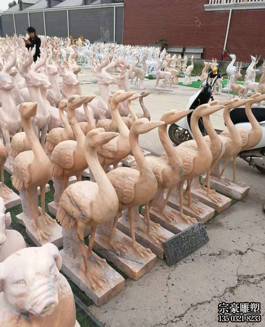 晚霞红草坪动物石雕摆件