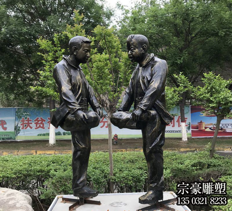撞拐玻璃钢仿铜童趣人物雕塑