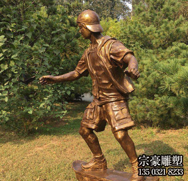 玻璃钢仿铜轮滑少年雕塑 玻璃钢仿铜轮滑少年雕塑
