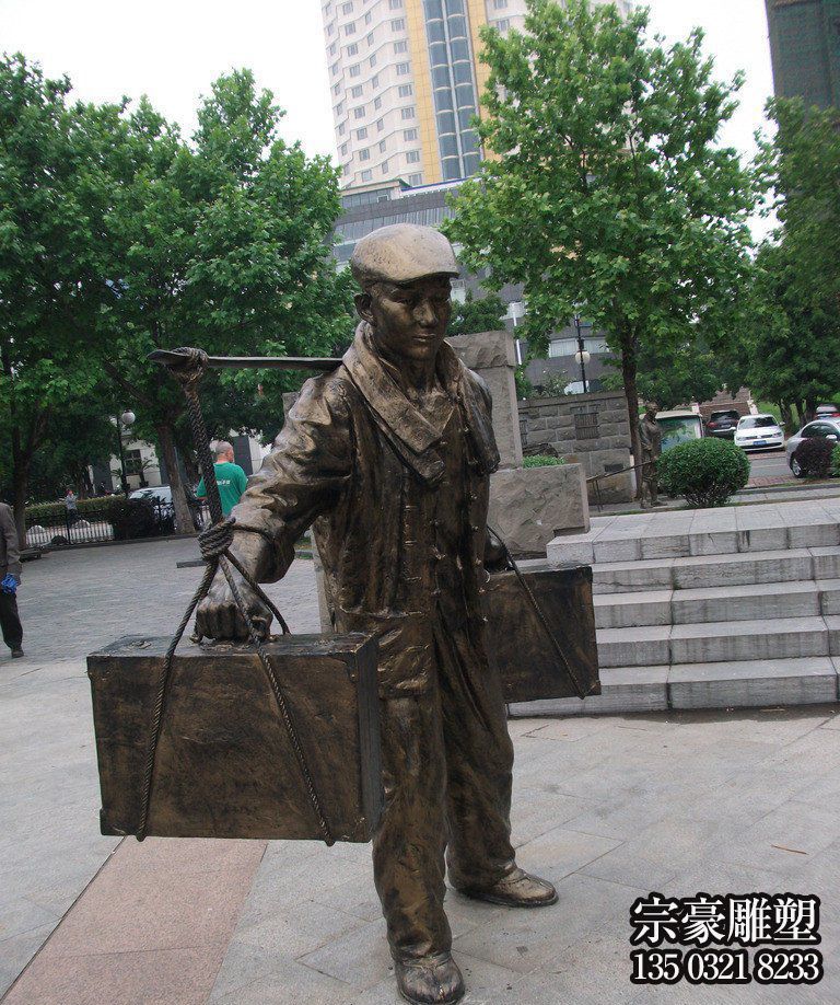 玻璃钢仿铜挑担子的工人人物雕塑 玻璃钢仿铜挑担子的工人人物雕塑