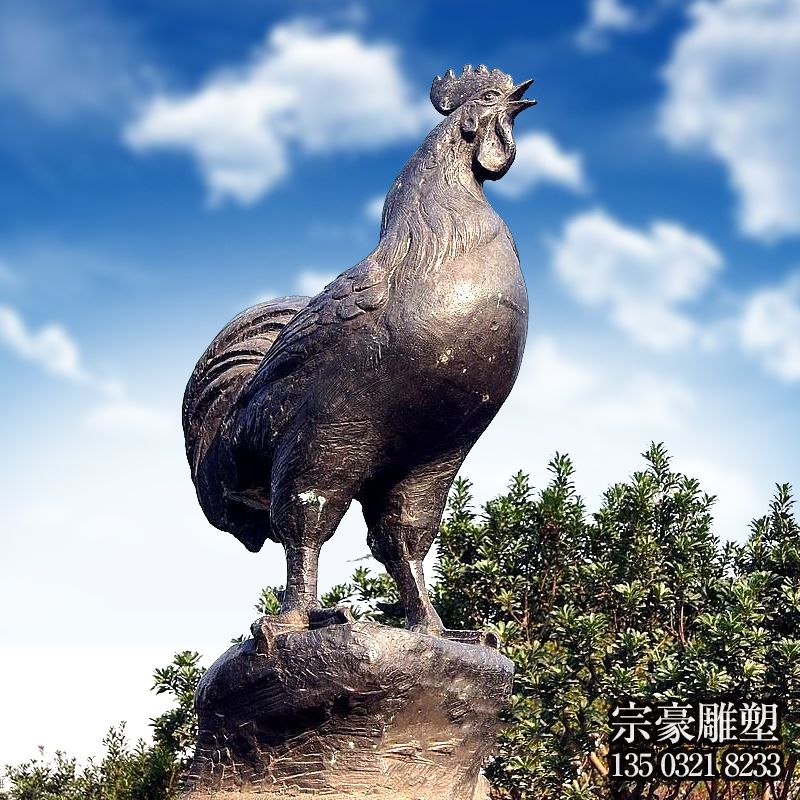 景区 广场摆放的打鸣青石石雕创意鸡雕塑