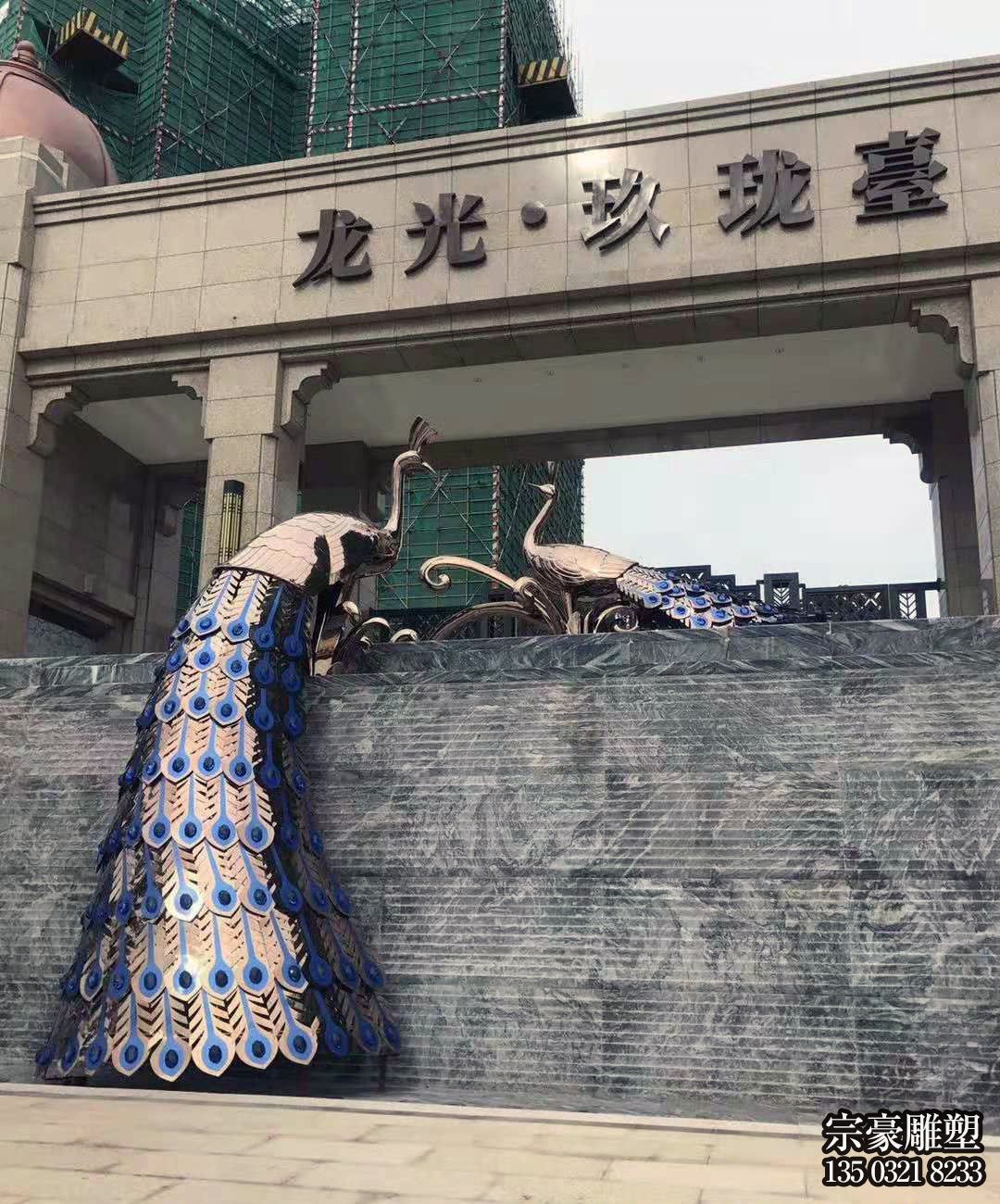 小区墙上两只有限的不锈钢镂空孔雀雕塑 小区墙上两只有限的不锈钢镂空孔雀雕塑