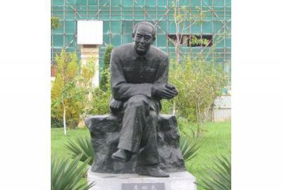 现代名人地质学家李四光铜雕塑像