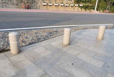 花岗岩广场挡车石柱子