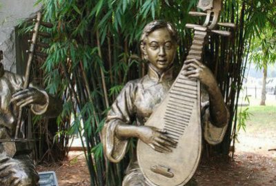 古代弹琵琶的美女雕塑
