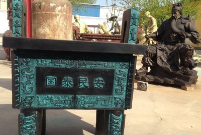 青铜铸造两耳四足四方鼎